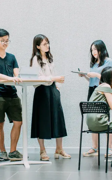 写真：グローバルな英会話コミュニケーション